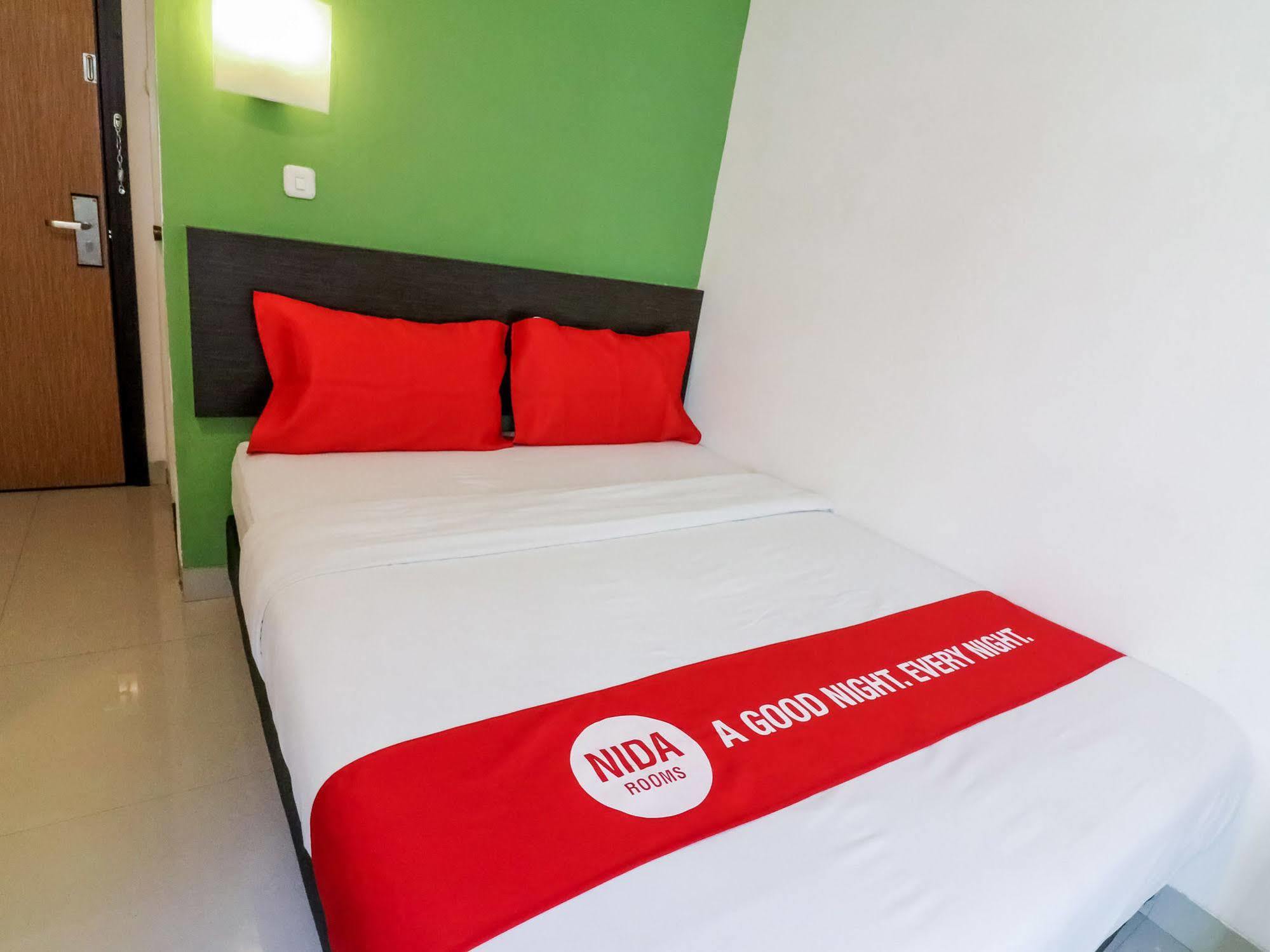 Nida Rooms Makassar Ahmad Yani Exterior foto