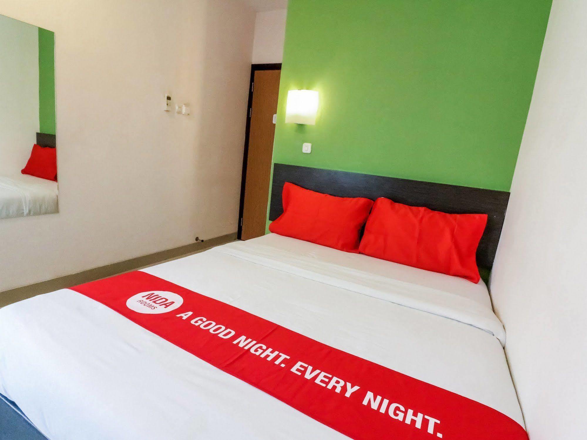 Nida Rooms Makassar Ahmad Yani Exterior foto